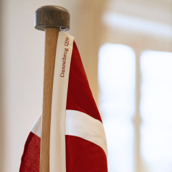 180 cm Egestang med Dannebrog 1219 � Eksklusiv Jubil�umsmodel