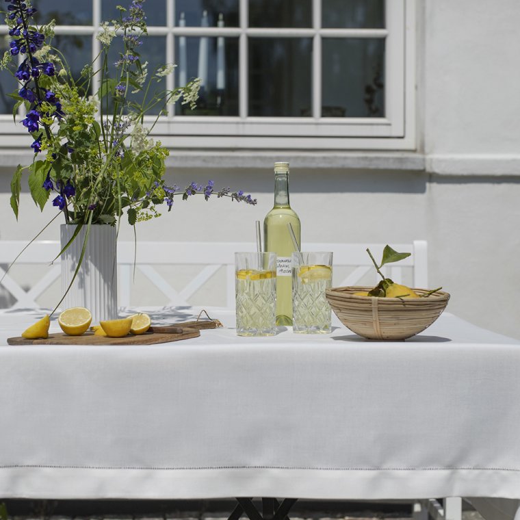 Hvid stofdug med hulsm