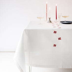 Fdselsdagsduk med norske broderte flagg