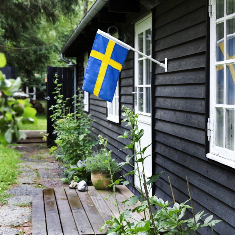 Fasadflaggstng med svensk flagga