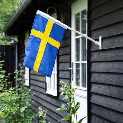 Fasadflaggstng med svensk flagga