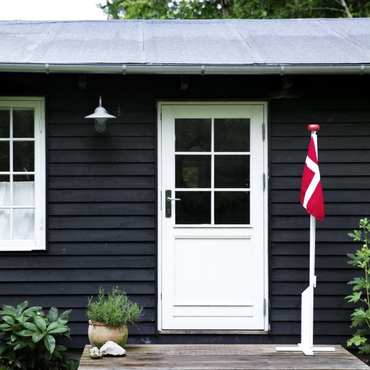 Hvidmalet Flagstang, 180 Cm Med Dannebrogsflag - 180cm FLAGSTÆNGER ...