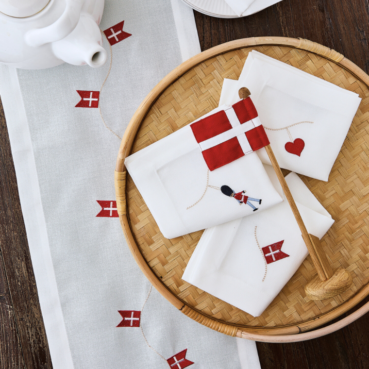 Bordflagstang i egetr� med Dannebrog