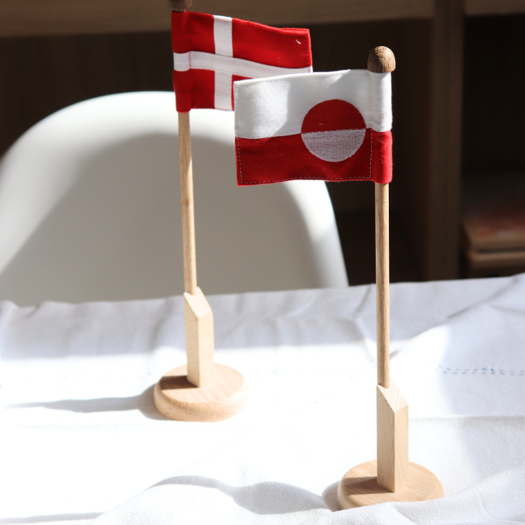 Bordflagstang i egetr� med gr�nlandsk flag