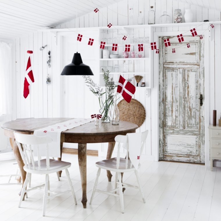 Stor flagranke med Dannebrogsflag