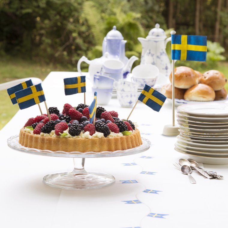 Bordsflaggstng i ek med svensk flagga